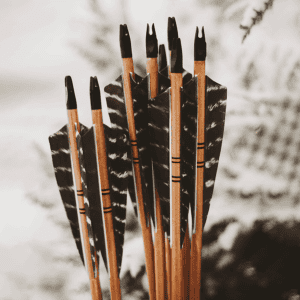 Pfeile mit Befiederungsgerät befiedern